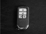 ◆スマートキー◆カギをバッグやポケットに入れたままでもドアロックの開閉ができる『スマートキー』付き!雨天や暗くなってもカギを取り出す必要がなくドアの開錠&エンジンも始動できます
