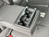 後部座席には、ドリンクホルダー付きのアームレストが備わっています。乗員が快適に過ごせる工夫が施されており、長距離移動時でもゆったりとした時間を提供する装備です。