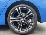 BMWならではの卓越した走りを支えるホイールと足回りです!日本車の走りに慣れている方にもぜひ体感して頂きたいほど、高いレベルでまとまっています!純正18インチアルミホイール。