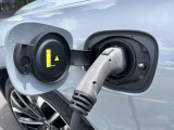 プラグインハイブリッドの充電ポート。EV航続距離も大幅に伸び、燃費向上に寄与します。