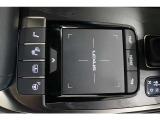 【レクサスチームメイトアドバンスドパーク】ハンドル・アクセル・ブレーキの全操作を車両が支援。モニターに車両周辺の死角や目標駐車位置などを表示します。ドライバーはシフト操作のみで縦列駐車もスムーズです。