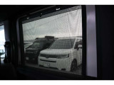 【サンシェード】後部座席にはロールサンシェードが付いており紫外線が強い日に宝庫します!