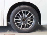 純正のアルミホイール装着車です。タイヤサイズは205/60R16です。