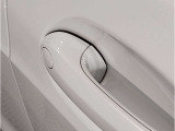 BMWのドアを閉めた時の重厚感は所有者様の満足度を高めてくれます。