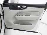 運転席ドアの全景です。キャビンを彩るすべてのものに、機能を形にした美しさが備わっています。