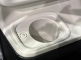助手席側にも(前席/掘り込み式)ホットカップホルダー☆保温付で温活が車内でも実現♪600mlのペットボトルまで対応しておりスイッチ1つで温かい飲み物は保温を、冷たい飲み物は常温にしてくれます