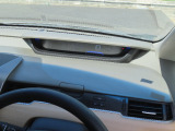 【運転席アッパーボックス】パッと取り出しやすい位置にあるボックスなので、お財布などの小物から本などの小冊子、駐車券など、よく使うものの収納に便利です。