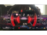 【コックピットディスプレイ】新しいディスプレイコンセプトを採用したデジタル式メーターパネルです。大型で高精細ディスプレイにより様々な情報を容易に読み取ることができます。