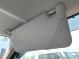 サンバイザーもあります!助手席側にも同じように設置されております!180&deg;反対側まで稼動するので日差しの高さに合わせてご利用いただけます。ドア窓の方にも動くようになっておりますので便利です。