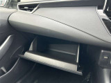 運転席からも手が届いて、出し入れがしやすい使い勝手の良い収納ボックスです。