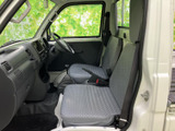 運転しやすいように設計されたシートは、乗り降りがしやすく、快適なドライビングポジションを実現しています。