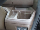 【運転席側ドリンクホルダー】運転中にすぐ取り出しやすい位置に配置しているのでドライブ中の水分補給もスムーズです。