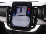 画面分割表示にも対応した360&deg;ビューカメラを搭載。狭い場所での取り回しも安心です。画面を分割することで、俯瞰画像と同時に車両前方または後方の180&deg;広角映像を表示することができます。