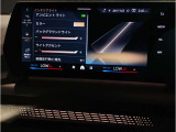 【ⅰドライブナビゲーション】文字情報も鮮明に表示する高解像度カラーディスプレイを採用。視認性に優れた地図デザインと特徴的な建造物を目印にした描写表示で現在位置を把握できます。地図データの更新も可能です