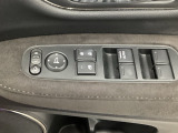 電動格納式リモコンドアミラーと、パワーウィンドウスイッチ等は運転席ドアにあります。