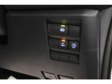 【アクセサリーコンセント】AC100V・最大消費電力100W以下の電気製品に利用可能です。車内でスマートフォンやノートPCなどの充電が可能です。