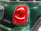 テールライトです。走行中後方車両から視認性の高いLEDイルミネーションが特徴です。デザイン性が高い部分の一つとなっております。