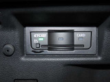 助手席グローブボックス内にビルトイン収納されたETC2.0になります。