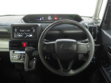 運転席まわり。スイッチやレバー等が使いやすく配置されています。