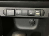 スイッチひとつでシートがすぐに温まり、寒い季節も快適。運転席と助手席に装備されています。
