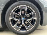 BMW純正アルミホイールです。納車時にはアルミホイールコーティングも承っております!是非ご検討下さいませ。