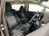前席はセパレートタイプ!運転席と助手席にはアームレスト付!ホールド感のあるシート形状で、体をしっかりとサポートしてくれます!