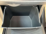 前席中央にある小物入れ。