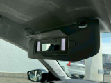 運転席/助手席LED付バニティミラーを搭載。