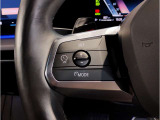 運転中にもオーディオの音量やFMの切り替えなどステアリングでの操作で切り替え可能なため、ステアリングから手を放す必要がない為、運転中でも操作が簡単でございます。