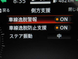 車線逸脱警報 意図せずに走行車線から逸脱しそうな場合、メーター内のディスプレイ表示とブザーで注意を喚起します。