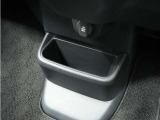 ◆センターロアボックス◆インパネ中央の下部には、ごみ箱としても使用する事ができるセンターロアボックスを装備しております。