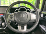 インテリアに合わせたデザインのステアリングは、運転される方のことも考え、運転しやすい形状、大きさです。是非一度、実際に触ってお確かめください。