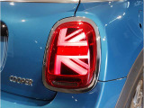テールライトです。走行中後方車両から視認性の高いLEDイルミネーションが特徴です。デザイン性が高い部分の一つとなっております。