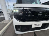 白い光で明るいLEDヘッドライト。車両を検知し、24灯のLEDヘッドライトが対向車や先行車を避けるようにして自動でハイビームの照射範囲を切り替えてくれるアダプティブヘッドライトも付いています!!