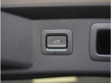【パワーリアゲート】スイッチを操作することにより、リアゲートが自動で開閉します。自動開閉中のリアゲートを、半開以上の位置で止めることができます。