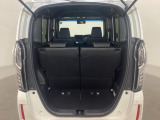 開口部も広く荷物の積み下ろしもしやすいお車となっております。シートの背もたれは5:5の割合で背もたれを可倒でき、前後のシートスライドもできるので荷室をひろげることができます。