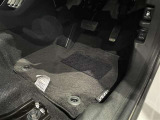 内装工程では、中古車を気持ちよくお乗りいただけるよう清掃しています。ニオイの元となるフロアカーペットまで洗浄・消臭済み?