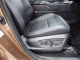 パワーシート搭載。微妙な調整が手軽にでき、最適なポジションで運転することが可能です。