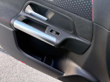 EQケアにより新車登録日より5年間または10万kmまで一般保証、メンテナンス保証、24時間ツーリングサポートが適応。高電圧バッテリーは新車登録日から8年または16万kmまでEQ特別保証が適用されます。