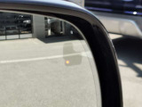 【ブラインドスポットモニター】車外にいる車をいち早く検知し、ドライバ―に知らせるシステムです。