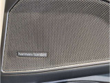 ハーマンカードンは移動中の車内空間をより快適に過ごす為のスピーカーで600W・9チャンネル・サラウンド・車両専用のイコライザーが装備され、良質な音源でございます。