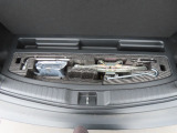 【車載工具】パンクなどのもしもの時に役立つ車載工具があります。ジャッキなどが装備されています。
