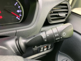 視認性の高いウインカーレバーで、安全な車内操作をサポートします。シンプルな操作で、スムーズな方向転換が可能です。