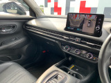 助手席周辺はこのようになっております。運転手だけでなく助手席に一緒に乗られる方も広々と快適にお乗り頂けるような設計です!各種装備を次の写真からご案内いたしますのでご覧ください。
