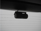 ドライブレコーダーには車内カメラ付きリアカメラが付いております。車内を後方から撮影するため、搭乗者の顔などが映りにくくなっております。
