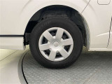 タイヤサイズは 195/80 R15 です。