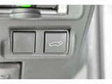 パワーバックドアです。手に荷物があって塞がっていてもスイッチで開閉できるので便利ですよ。