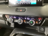 【左右独立オートエアコン】左右席で独立温度コントロールが可能です。運転席はキンキンに冷やして助手席はマイルドにと言った設定が可能です☆暑さ寒さでケンカすることもなくなりますね♪
