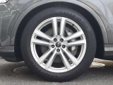 Audiは多様なホイールデザインを提供しており、スポークの形状やサイズ、仕上げ(ポリッシュド、マット、ブラックなど)によって選択肢が豊富です。