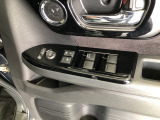 【窓操作部分】運転席のスイッチでは、すべてのウィンドーの開閉操作を行うことができます。